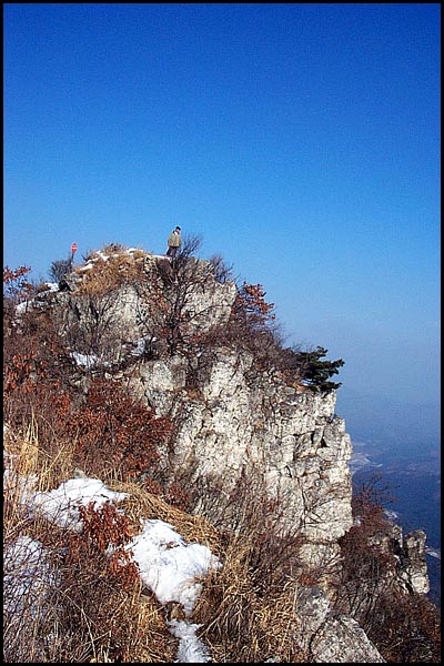 산 정상 부근의 암봉 